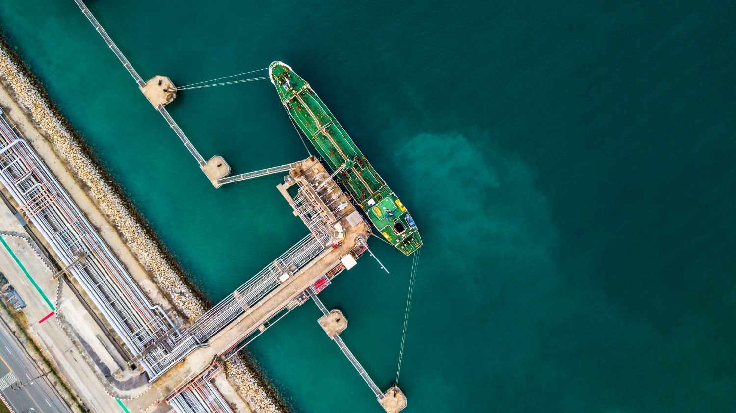 How LNG Bunkering in Singapore Supports Green Shipping